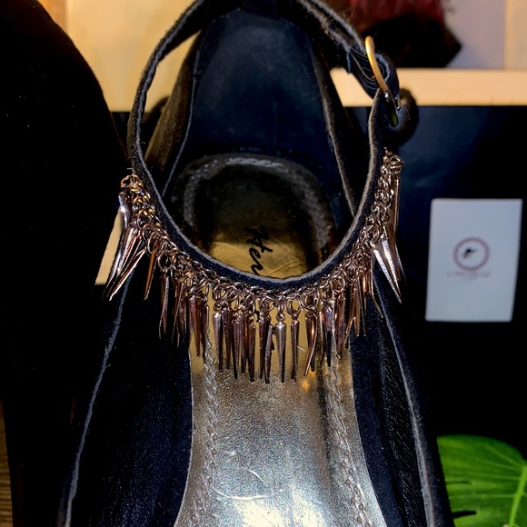 Black suede strap around ankle heels - Picture 3 of 4